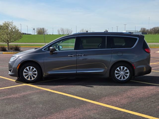 Used 2018 Chrysler Pacifica Touring-L FWD image 7