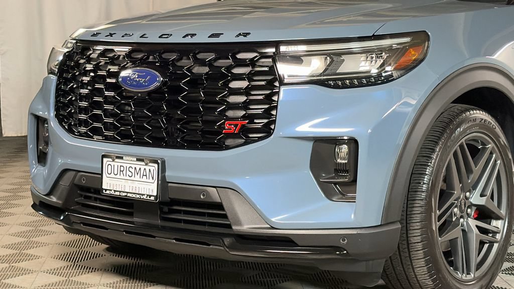 Used 2025 Ford Explorer ST AWD/4WD image 3