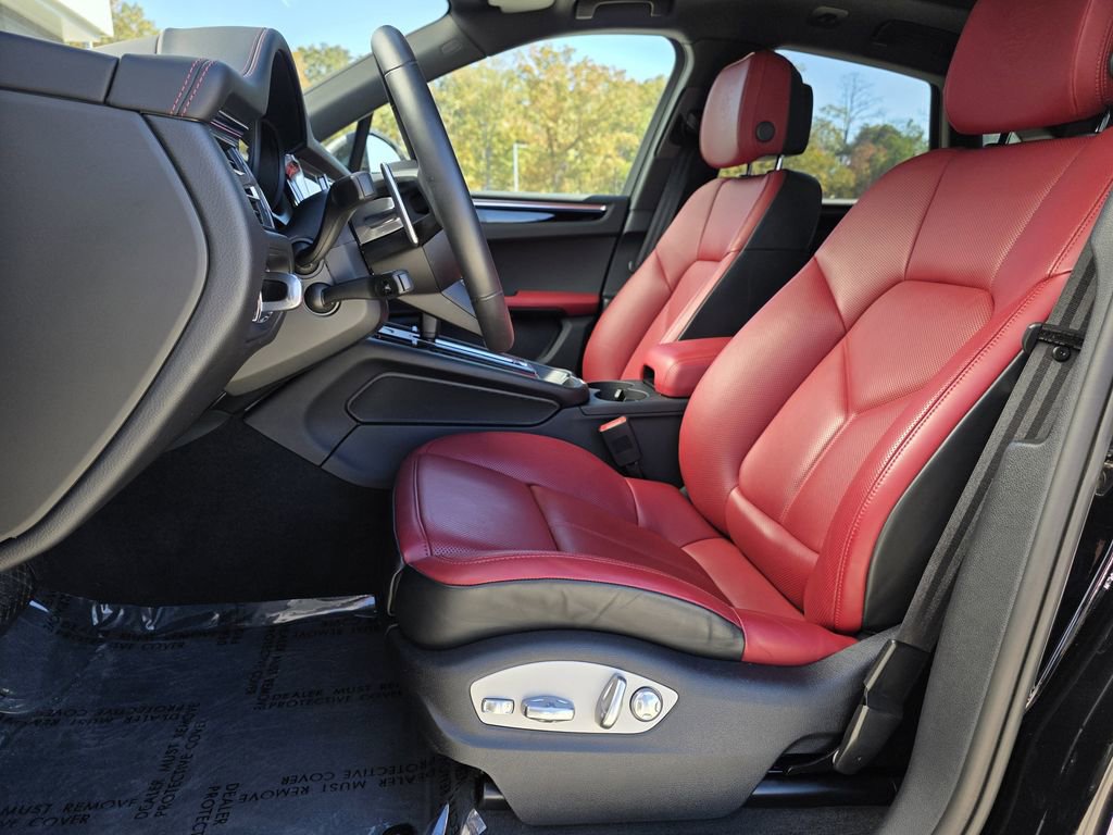 Used 2025 Porsche Macan image 17