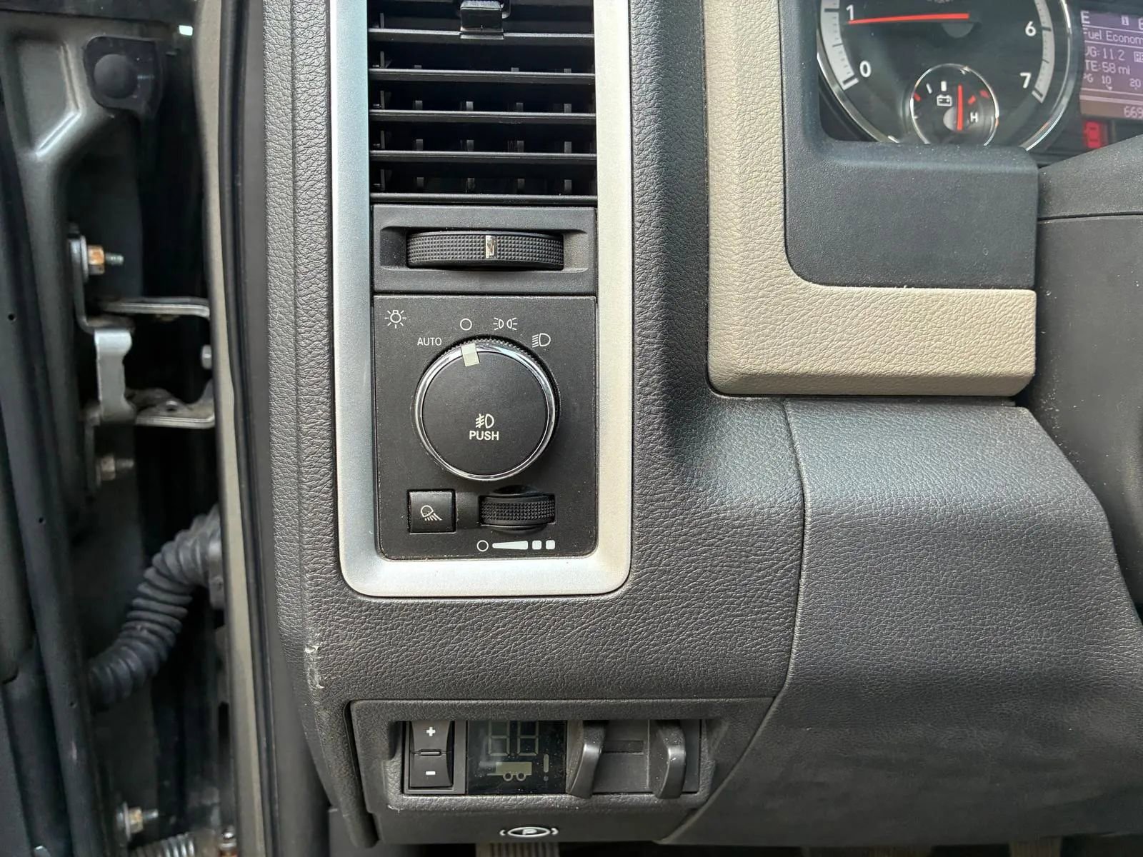 Used 2011 RAM 2500 SLT w/ Popular Equipment Group AWD/4WD image 21