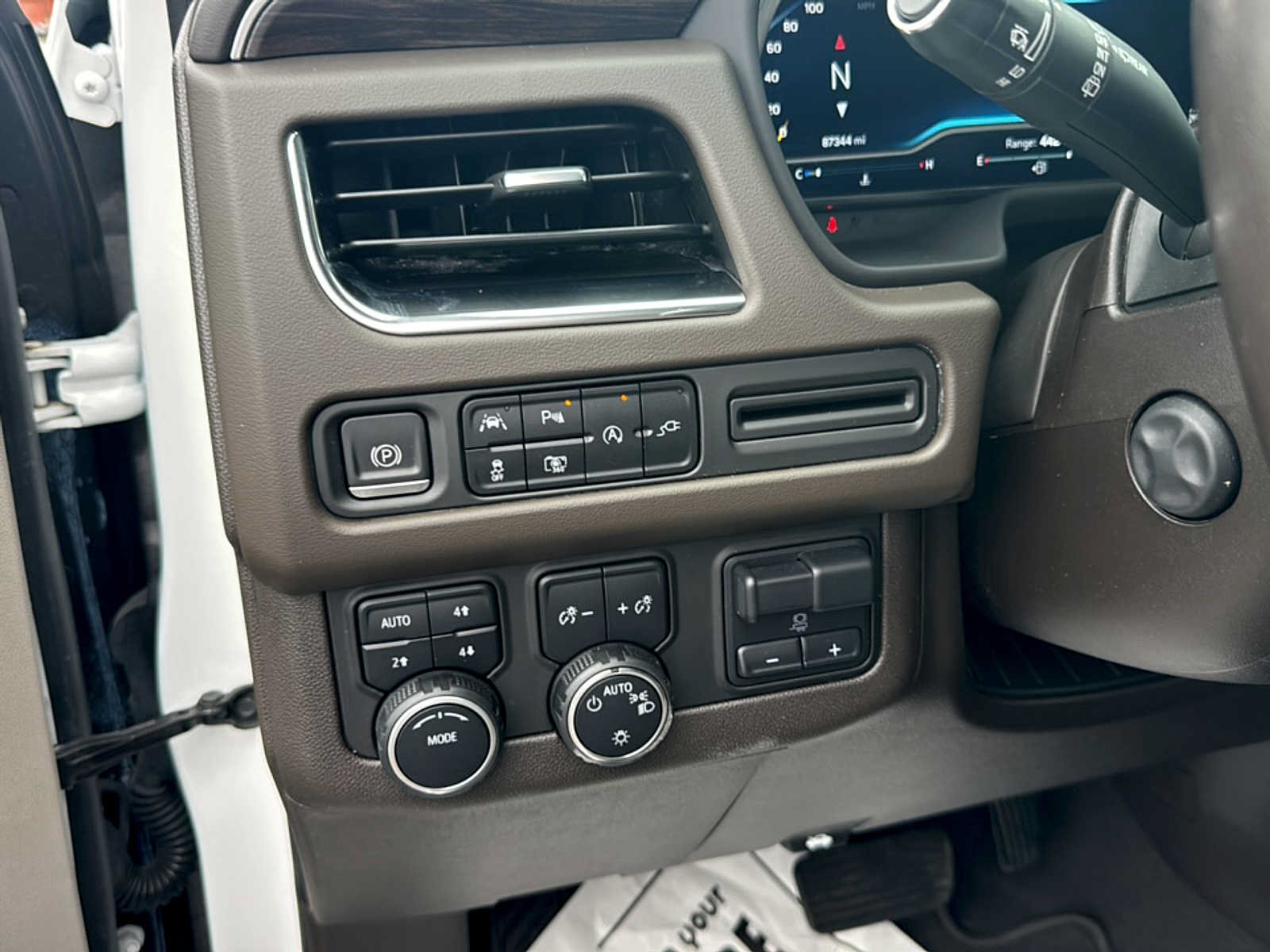 Used 2022 Chevrolet Suburban LT w/ Luxury Package AWD/4WD image 7