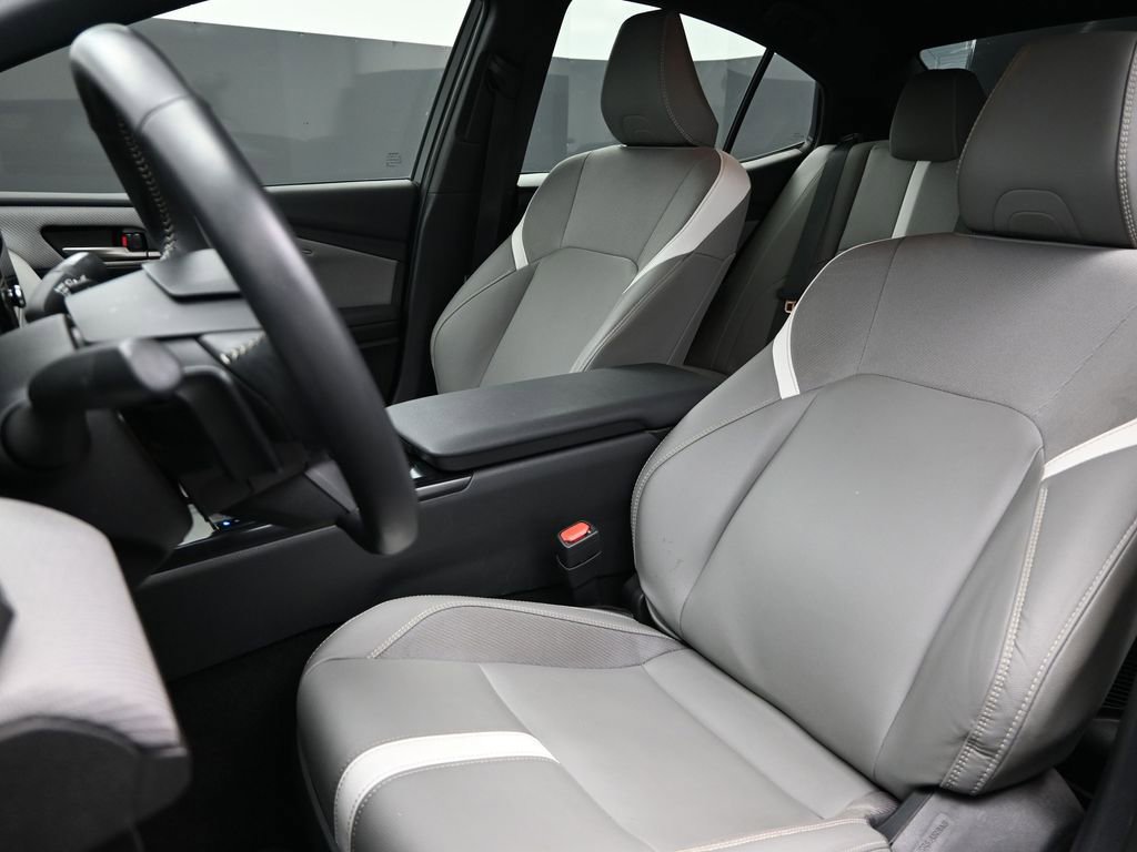 Used 2025 Toyota Camry SE w/ Convenience Package image 14