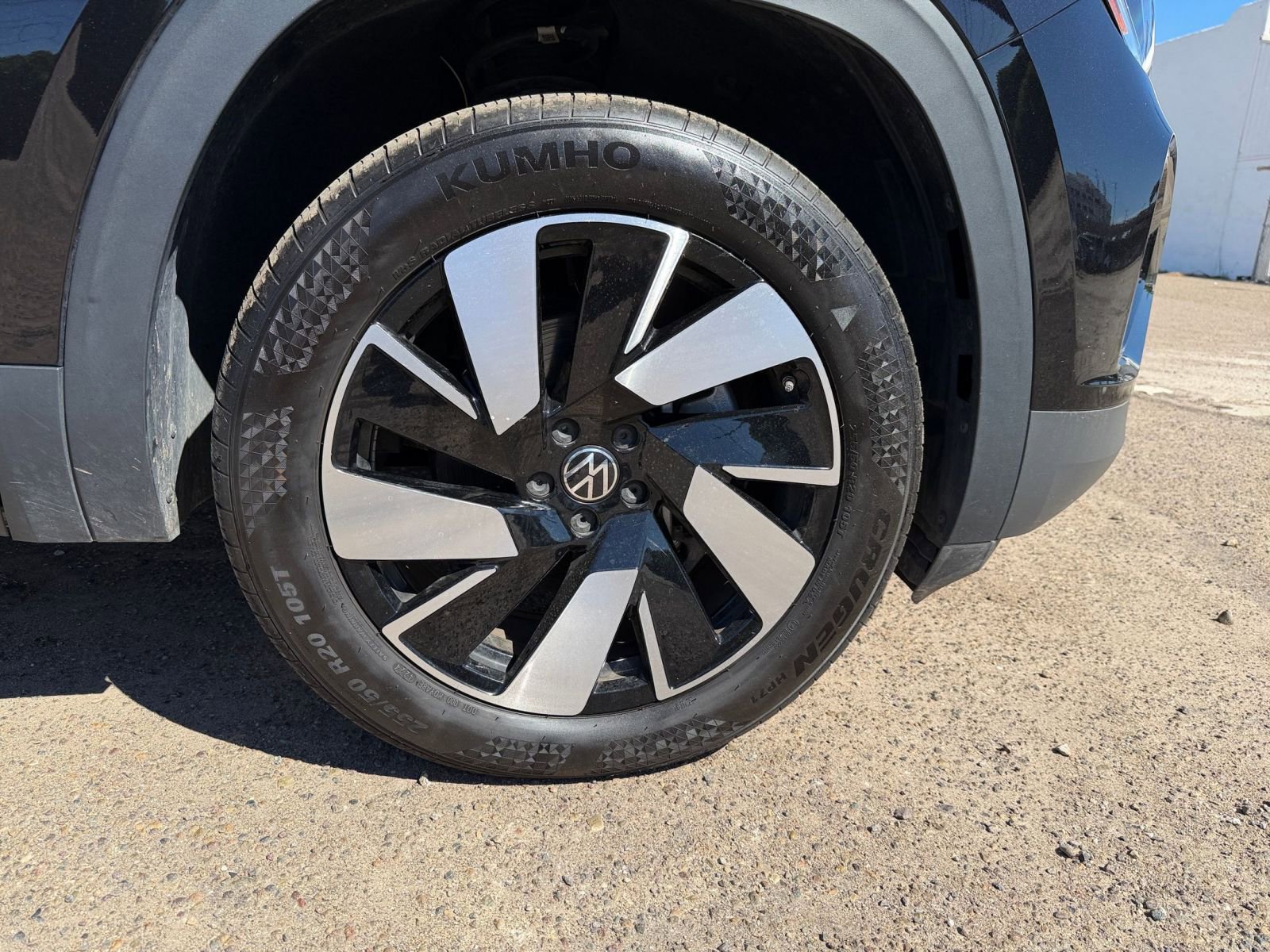 Used 2025 Volkswagen Atlas Cross Sport SE image 30