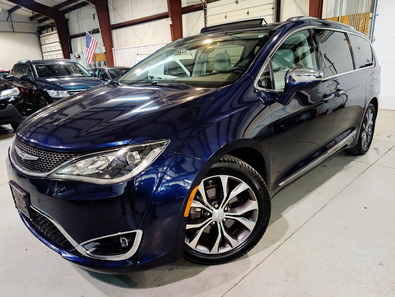 Used 2017 Chrysler Pacifica Limited image 1