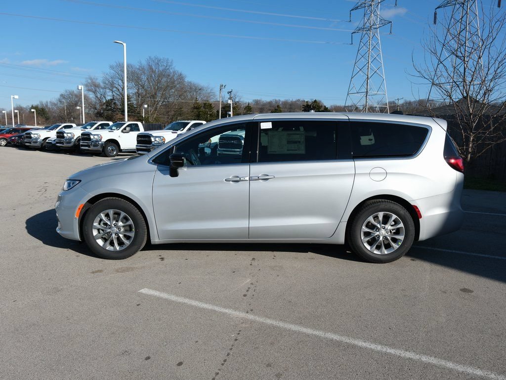 New 2026 Chrysler Pacifica Limited w/ Uconnect Theater Family Group FWD image 11