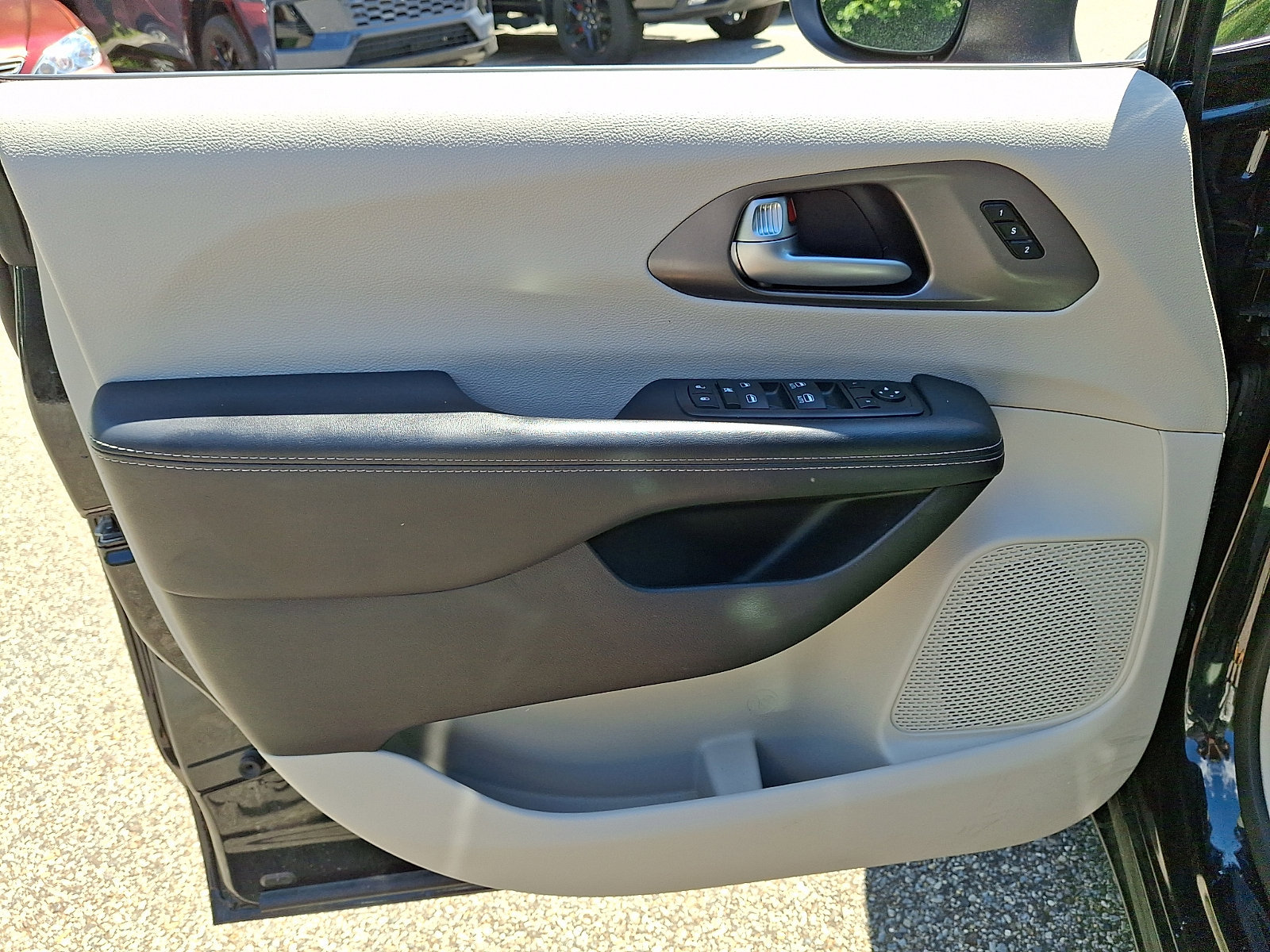 Used 2023 Chrysler Pacifica Touring-L FWD image 14