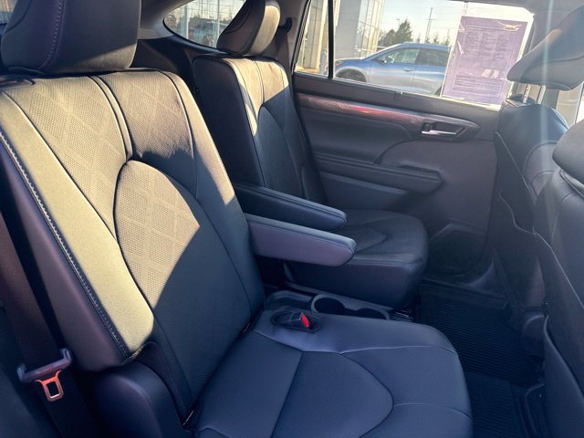 Used 2025 Toyota Highlander Platinum AWD/4WD image 31