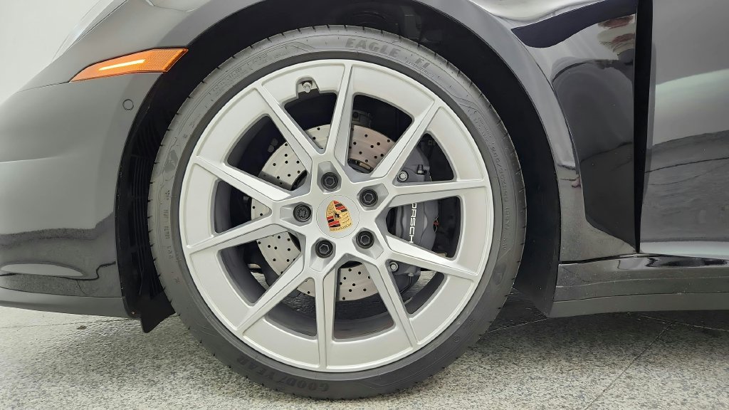 Used 2025 Porsche 911 Carrera RWD image 13