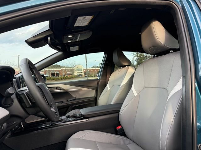 Used 2025 Toyota Camry SE w/ Convenience Package image 27