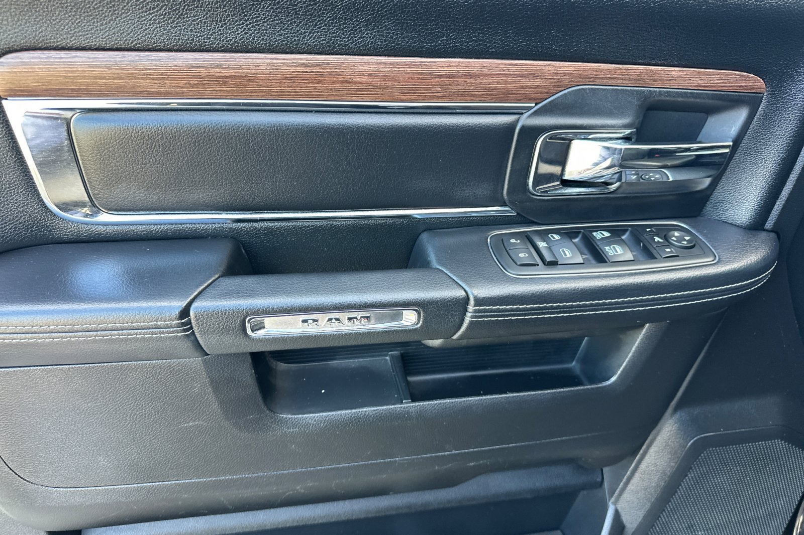 Used 2015 RAM 1500 Laramie w/ Convenience Group AWD/4WD image 11
