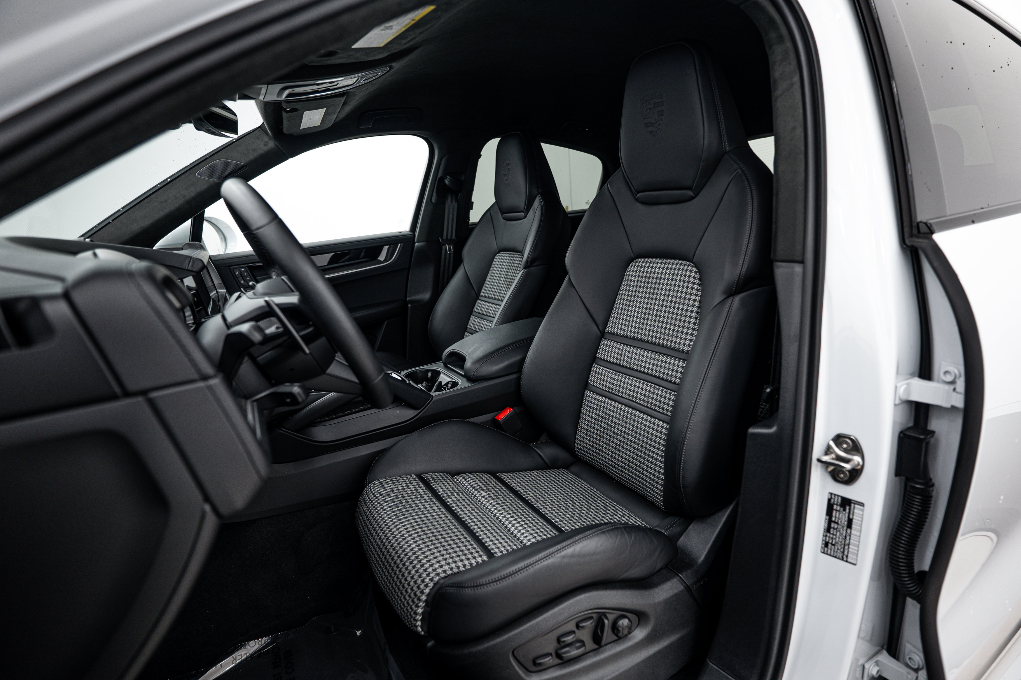 Certified 2025 Porsche Cayenne Turbo AWD/4WD image 5