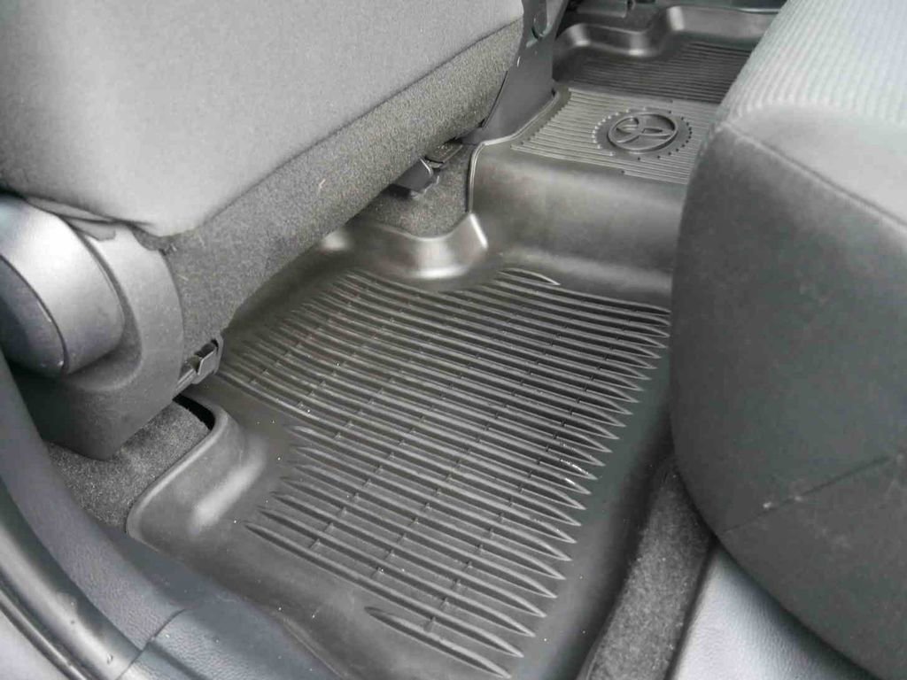 Used 2022 Toyota RAV4 LE image 15