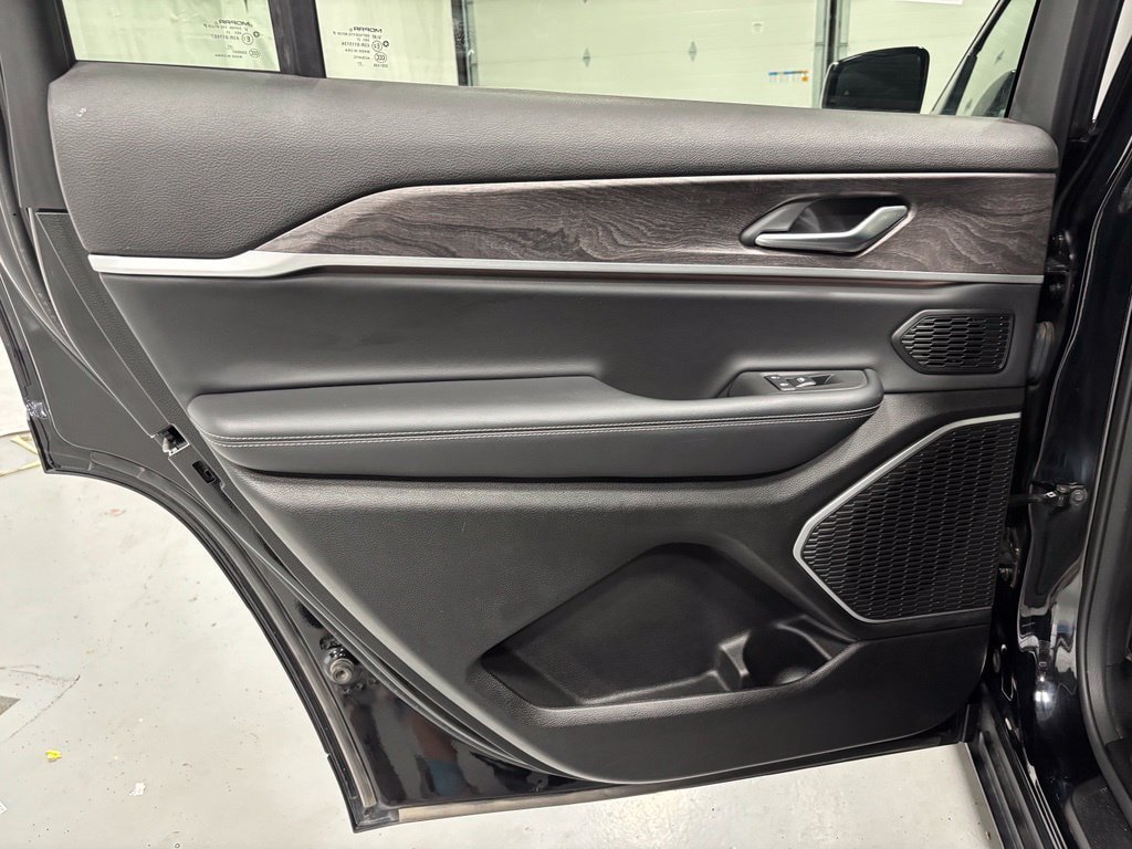 Used 2022 Jeep Grand Cherokee L Limited AWD/4WD image 42