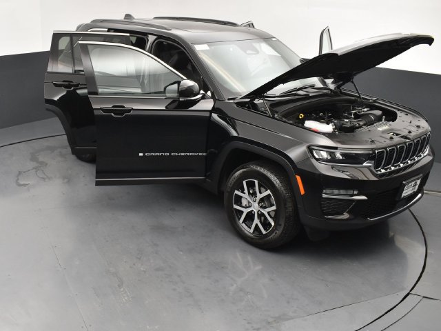 Used 2025 Jeep Grand Cherokee Limited w/ Trailer Tow Package AWD/4WD image 24