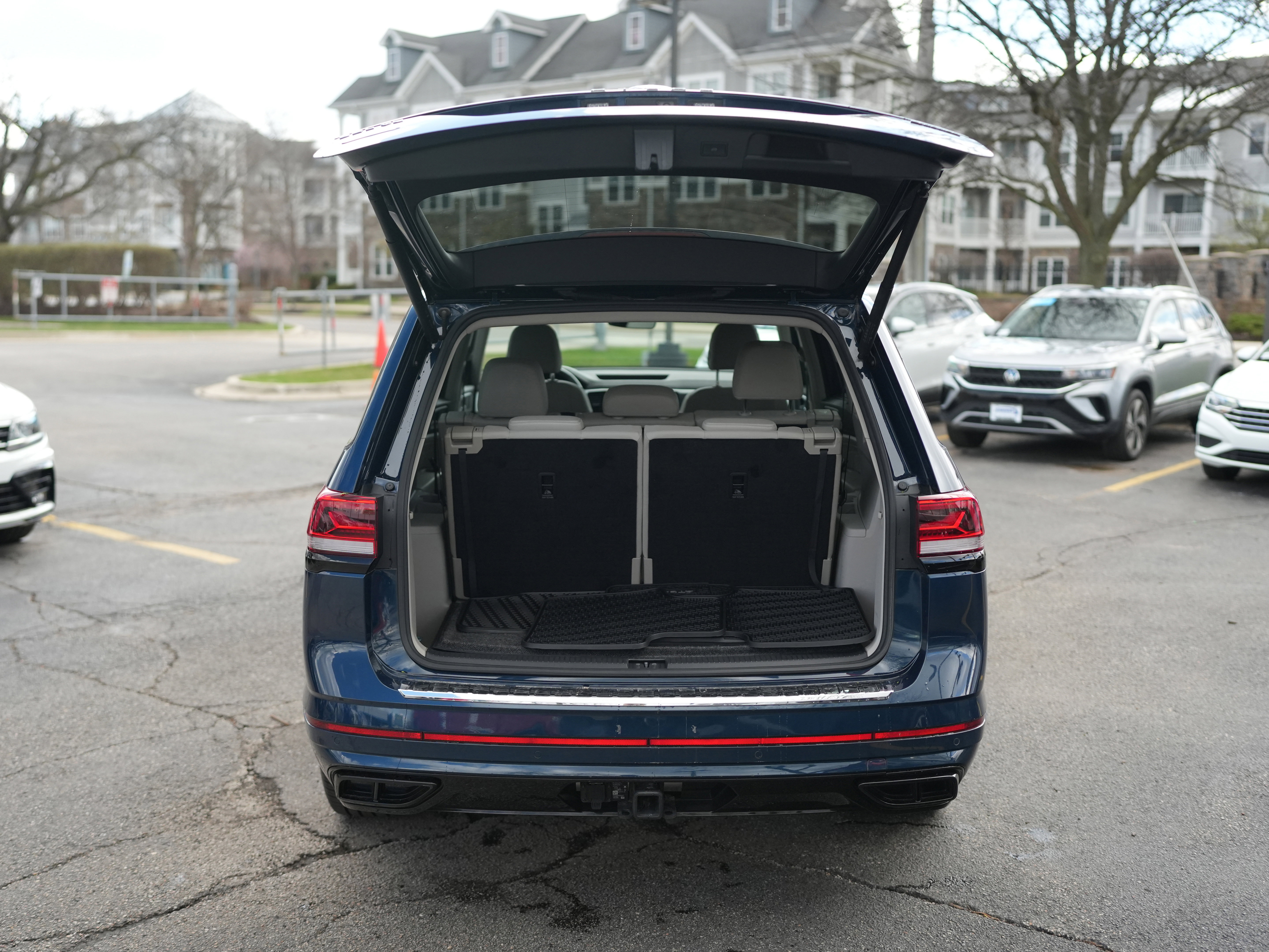 Certified 2023 Volkswagen Atlas SEL R-Line image 7