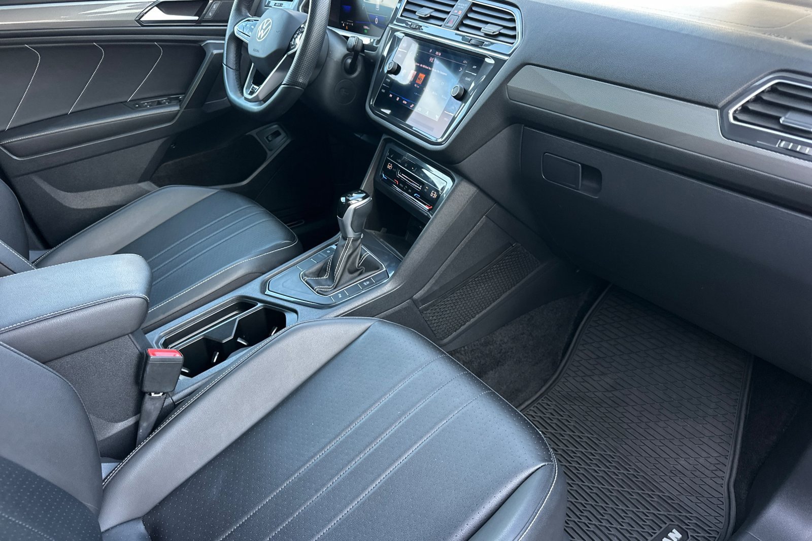 Certified 2024 Volkswagen Tiguan SE R-Line image 17