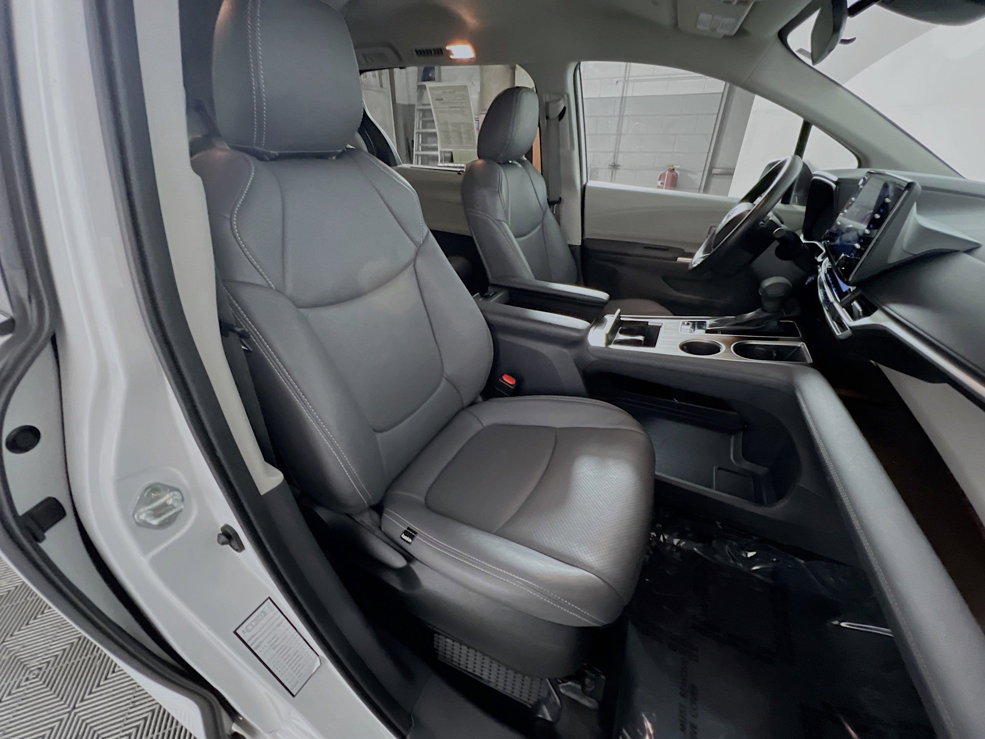 Used 2023 Toyota Sienna LE image 31