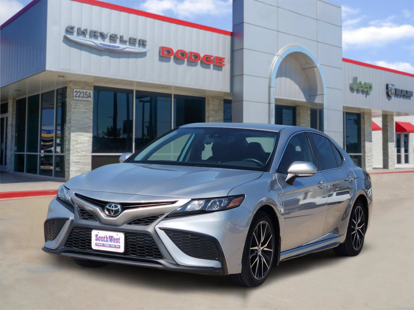 Used 2023 Toyota Camry SE w/ Convenience Package FWD image 2