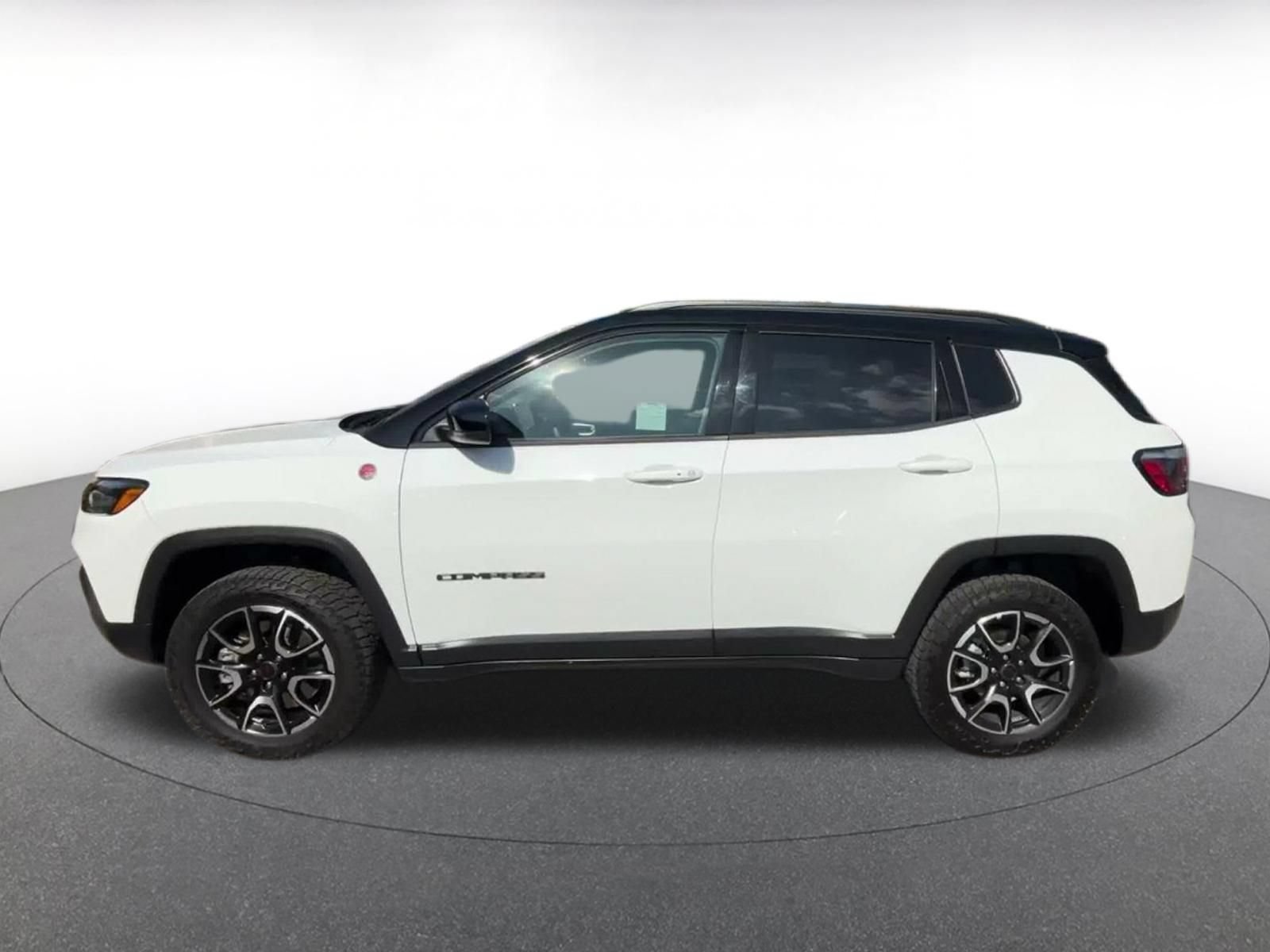Used 2025 Jeep Compass Trailhawk AWD/4WD image 8