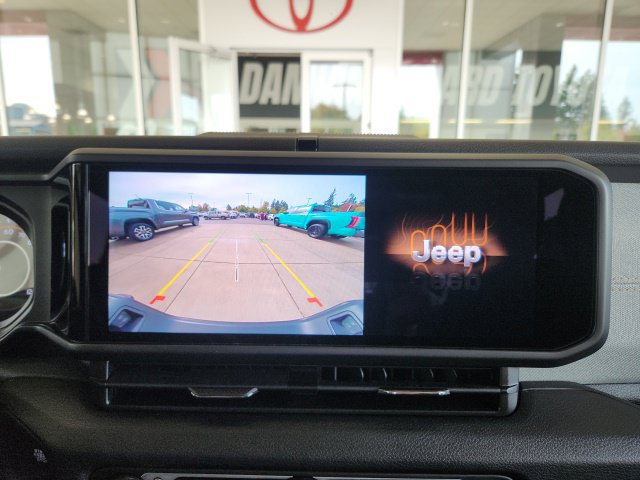Used 2025 Jeep Gladiator Sport AWD/4WD image 17