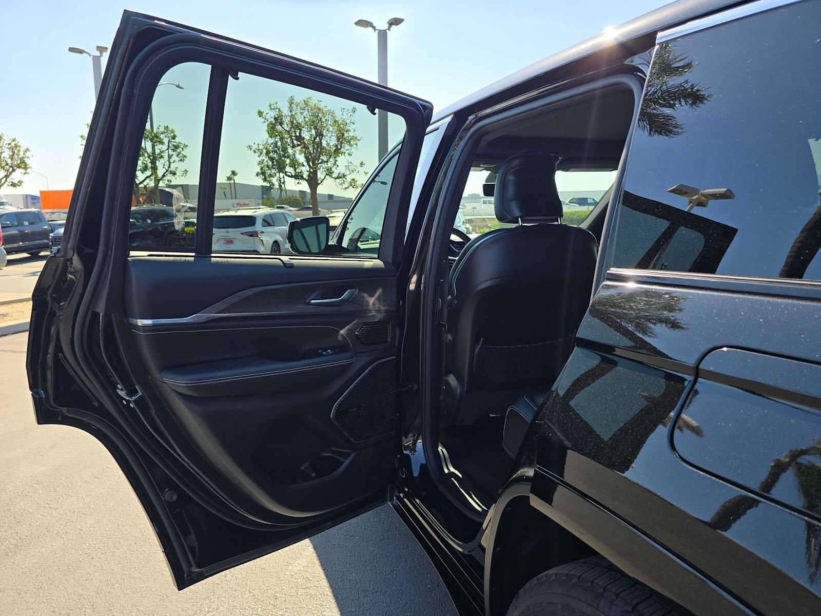 Used 2022 Jeep Grand Cherokee Overland w/ Luxury Tech Group IV AWD/4WD image 17