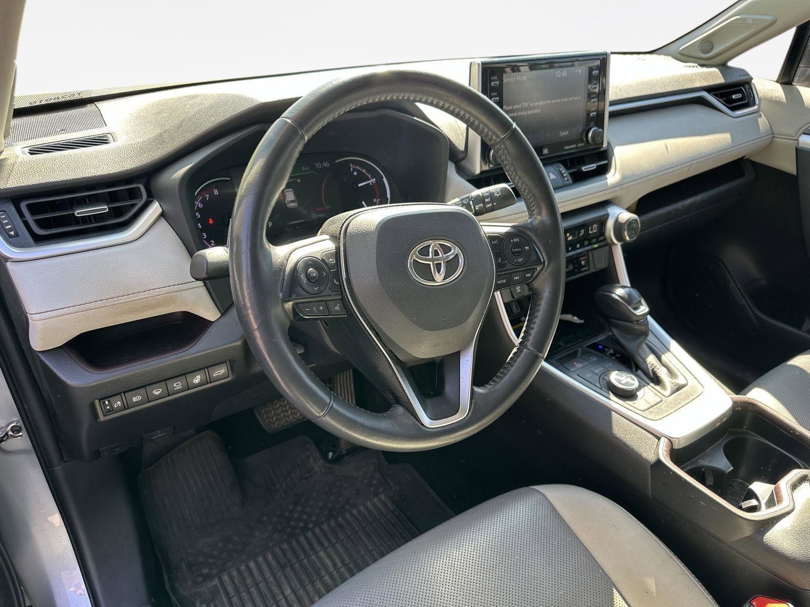 Used 2020 Toyota RAV4 Limited image 11