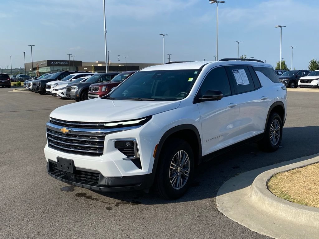 Used 2024 Chevrolet Traverse LT FWD image 3