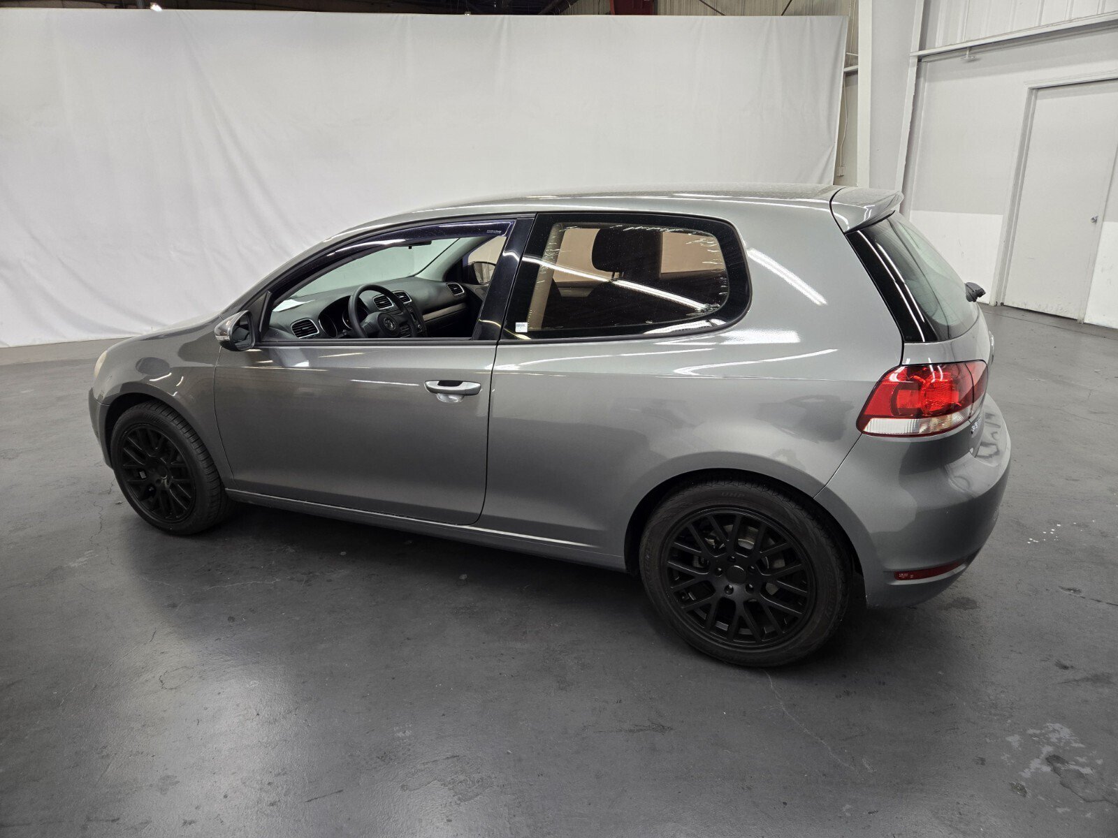 Used 2011 Volkswagen Golf 2-Door FWD image 3