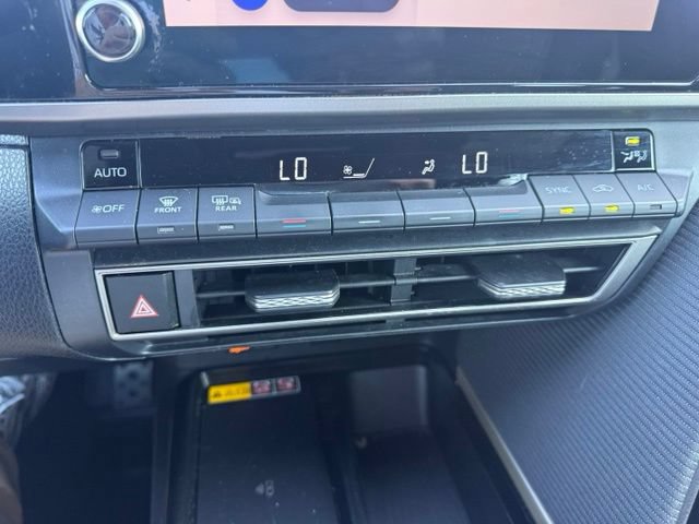 Used 2025 Toyota Camry SE FWD image 13