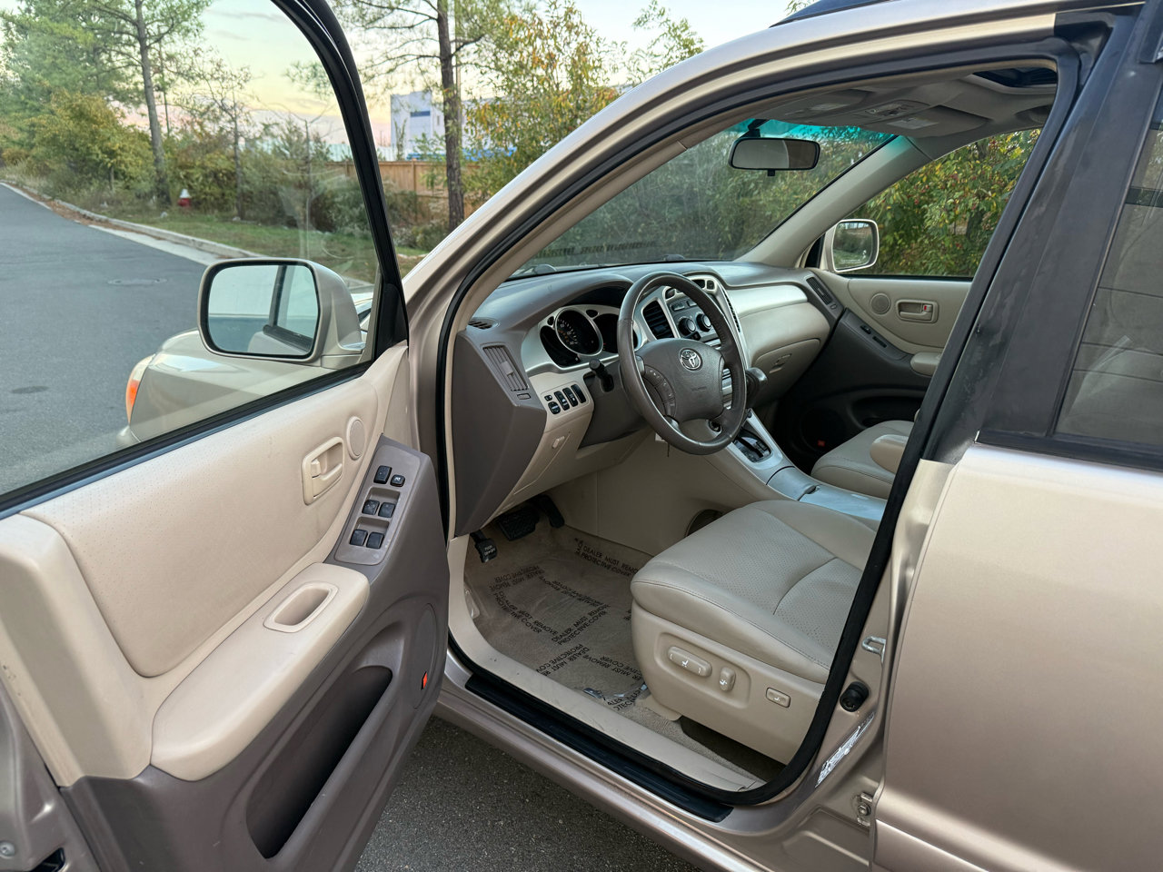 Used 2005 Toyota Highlander 4WD V6 w/ 3rd Row image 12