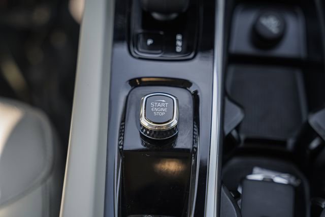 Used 2023 Volvo XC60 T8 Plus image 24