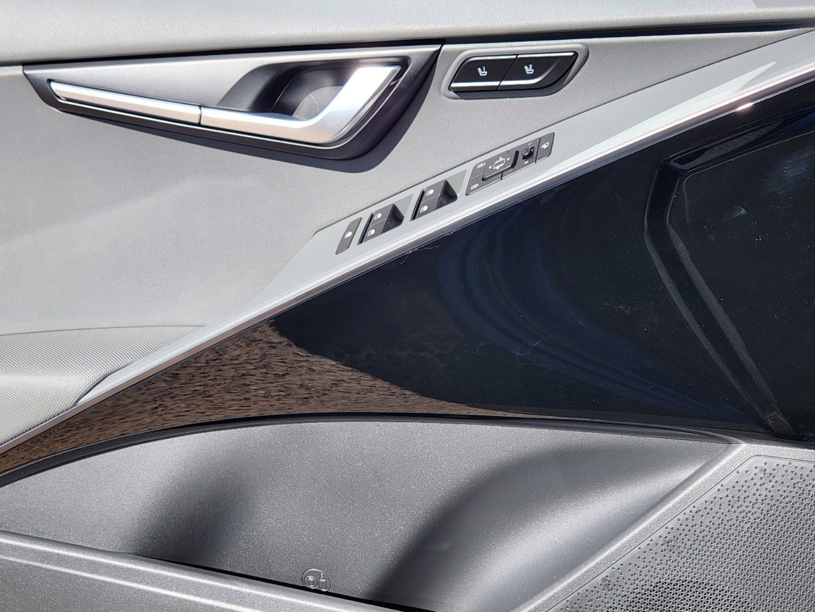 New 2025 Kia Niro SX Touring image 6