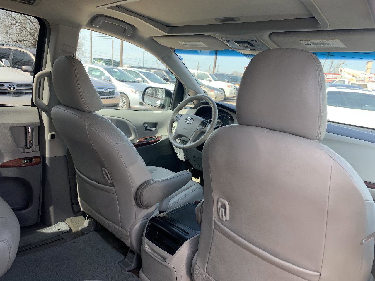 Used 2014 Toyota Sienna XLE image 21