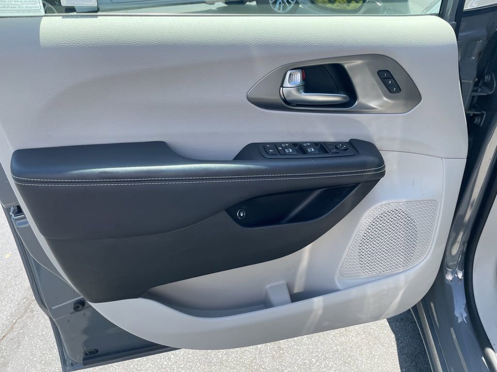 Used 2022 Chrysler Pacifica Touring-L w/ Uconnect Theater Family Group image 12