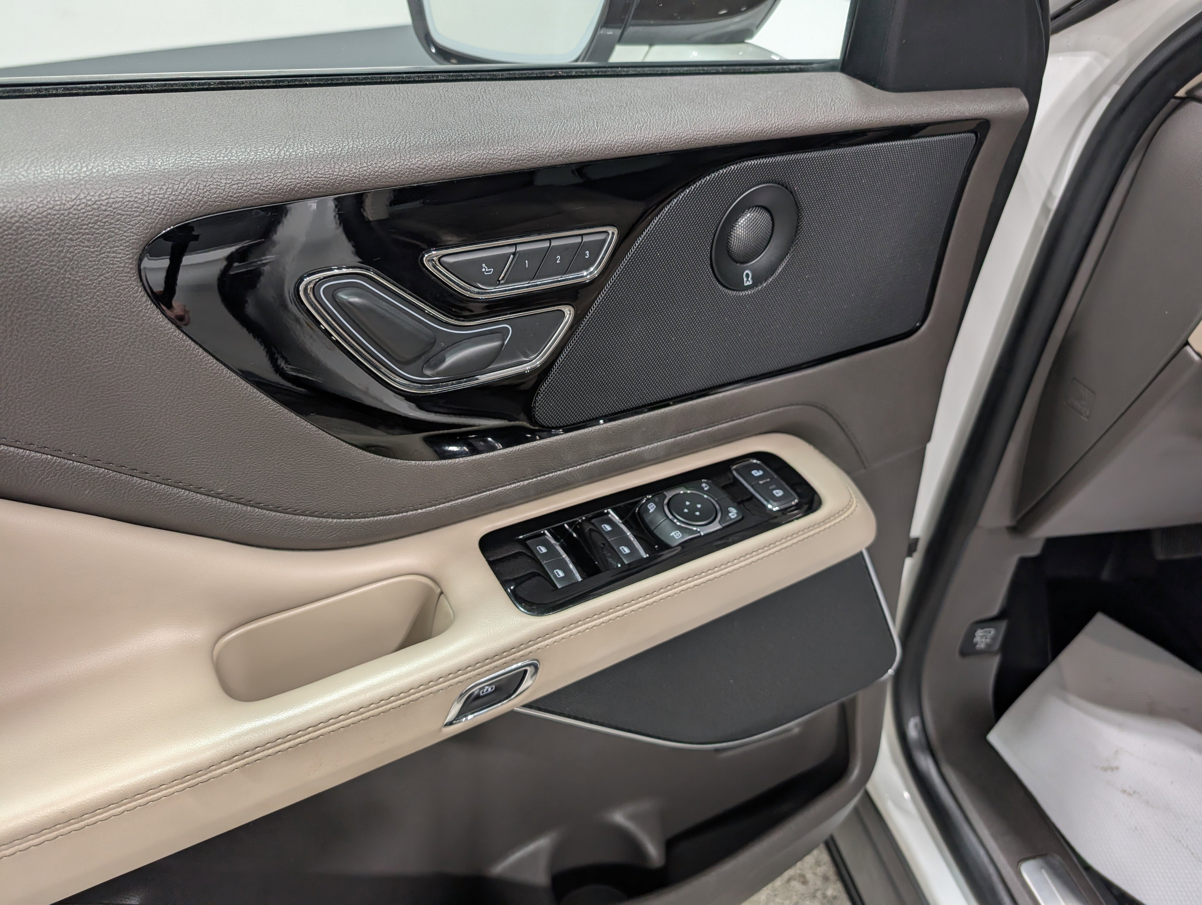 Used 2021 Lincoln Aviator Reserve w/ Elements Package Plus image 15