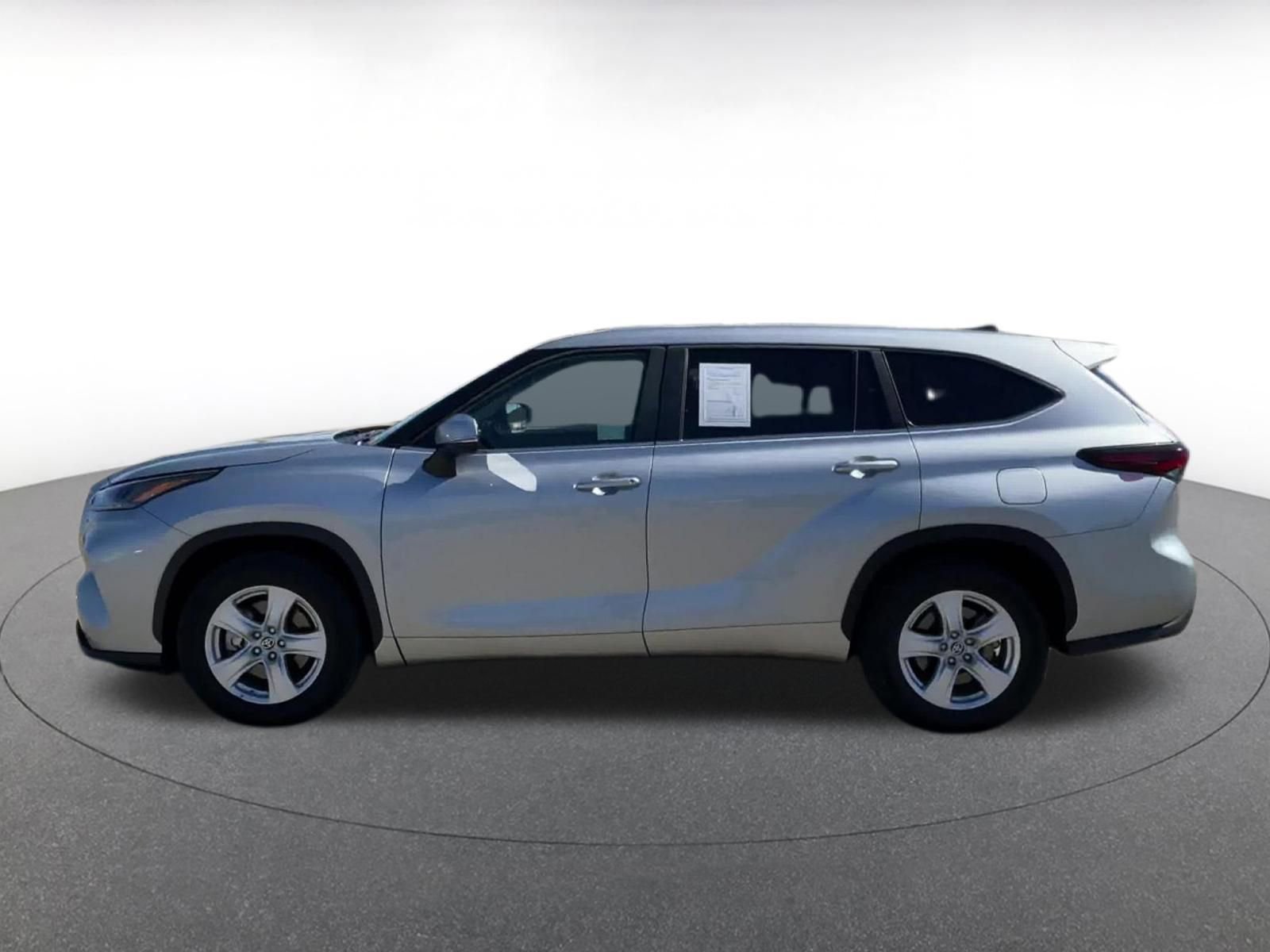 Used 2025 Toyota Highlander LE FWD image 9