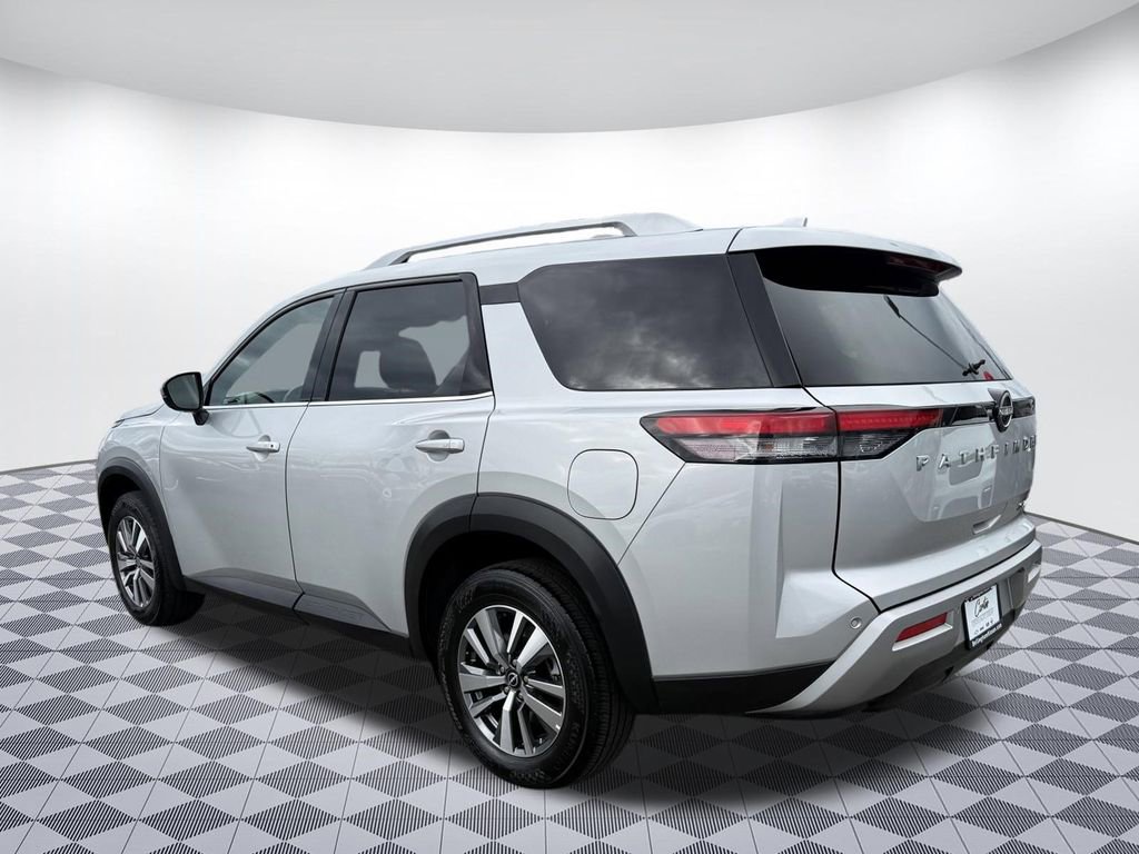 Used 2025 Nissan Pathfinder SL image 5