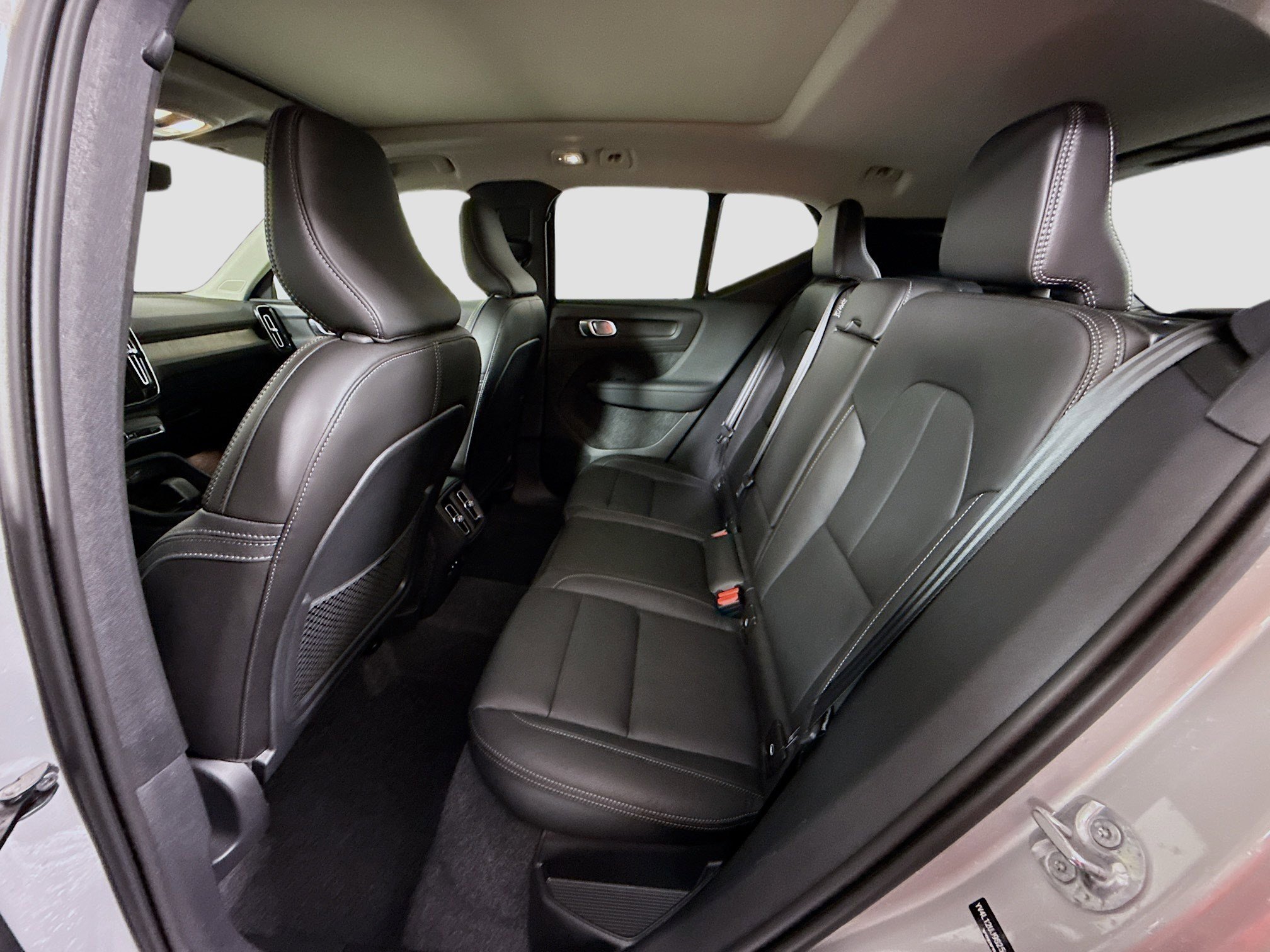 Used 2025 Volvo XC40 B5 Core image 25