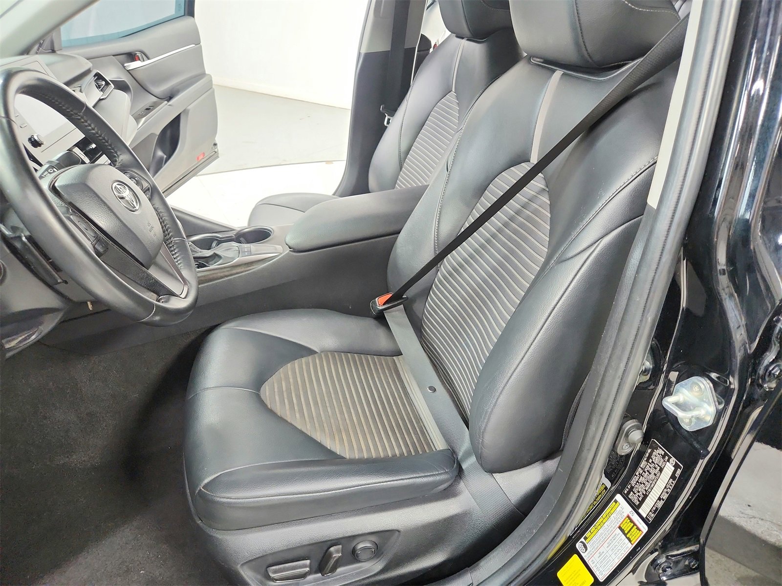 Used 2023 Toyota Camry SE image 19