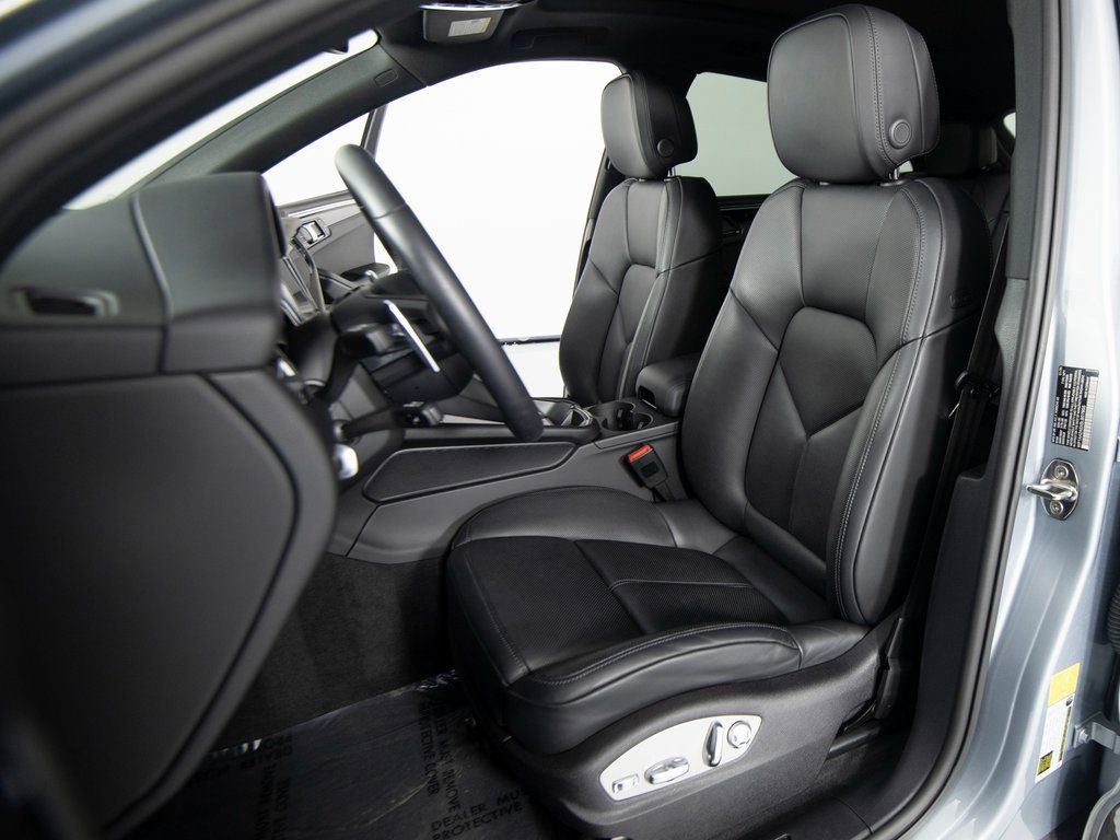 Certified 2025 Porsche Macan image 16