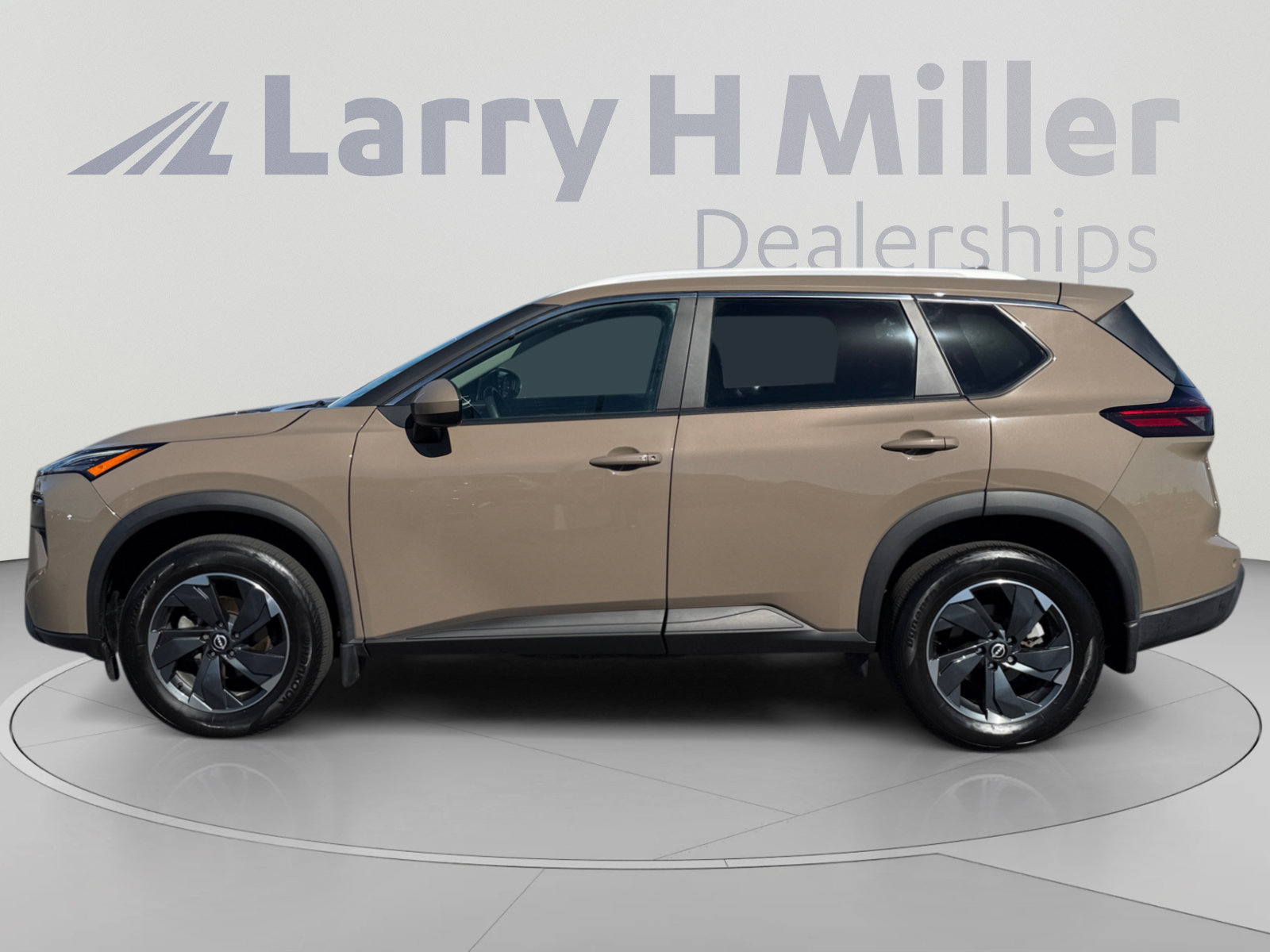 Used 2024 Nissan Rogue SV w/ SV Premium Package AWD/4WD image 2