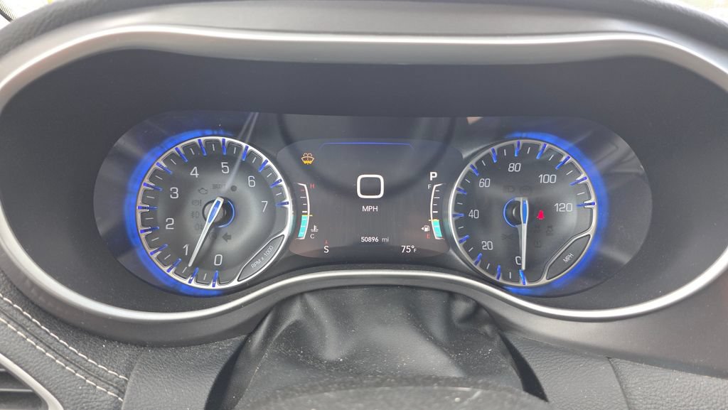 Used 2022 Chrysler Pacifica Touring-L w/ Uconnect Theater Family Group FWD image 17