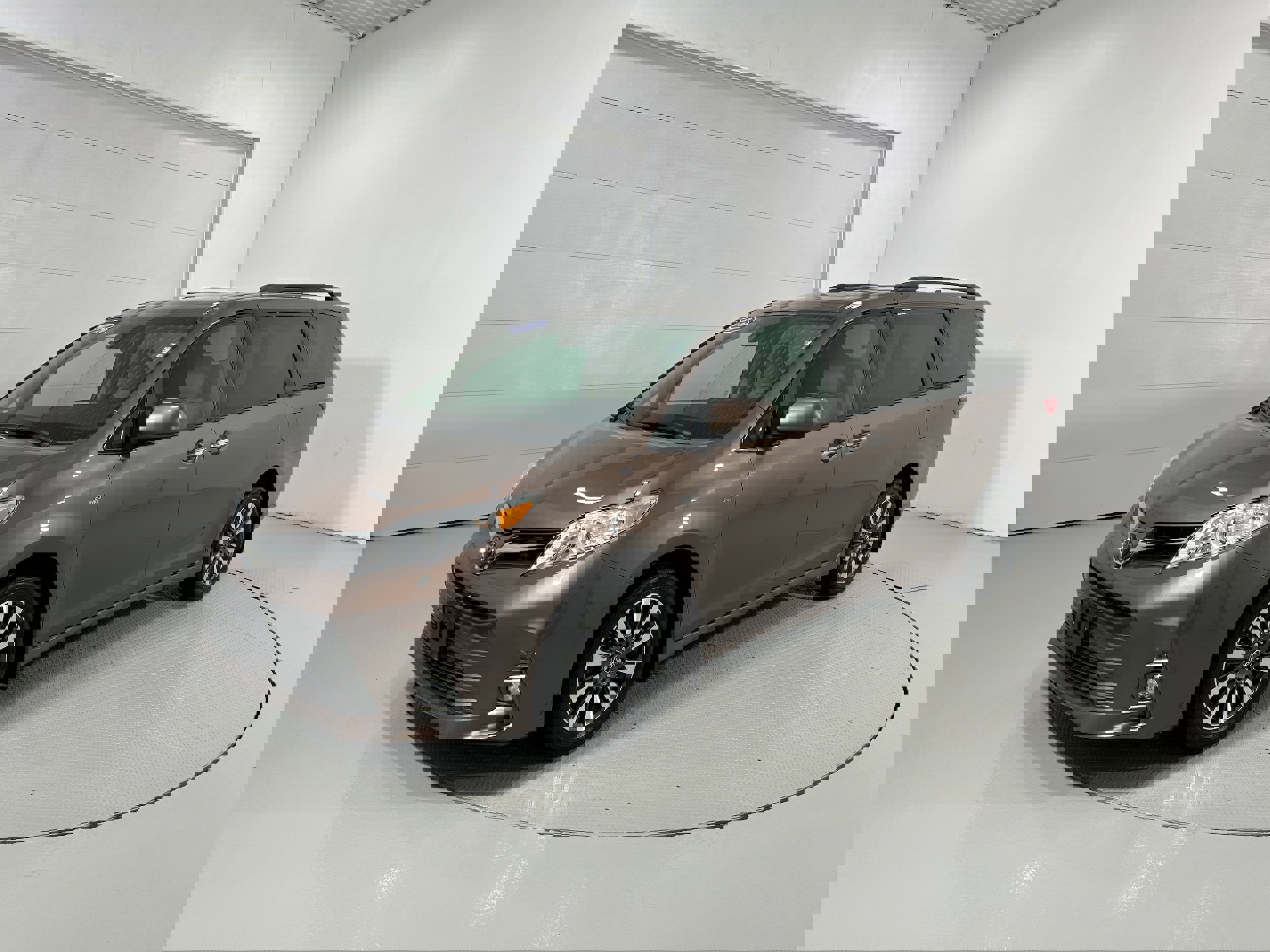 Used 2020 Toyota Sienna XLE w/ XLE Navigation Package image 21