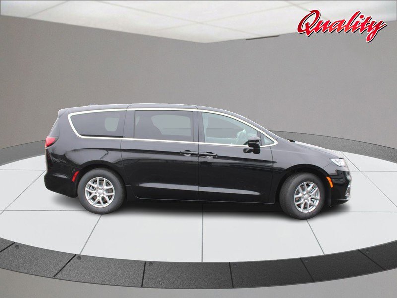 New 2026 Chrysler Pacifica Select image 2