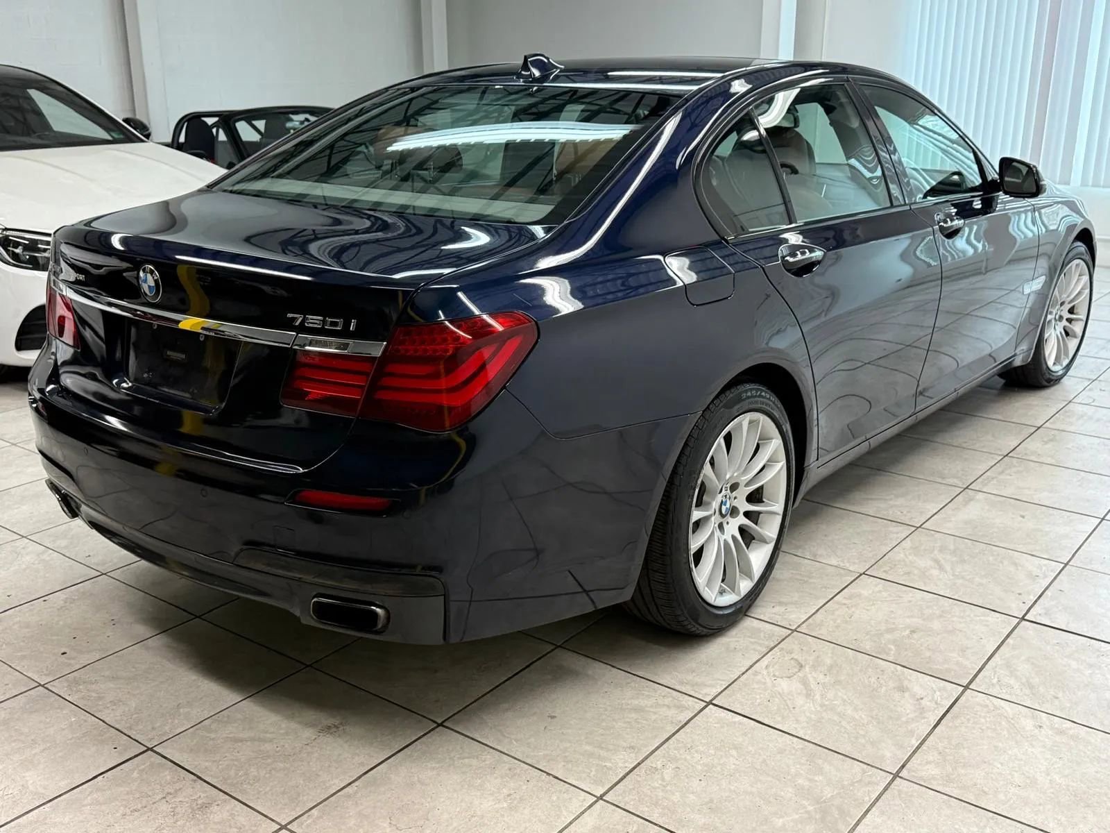 Used 2013 BMW 750i xDrive image 9