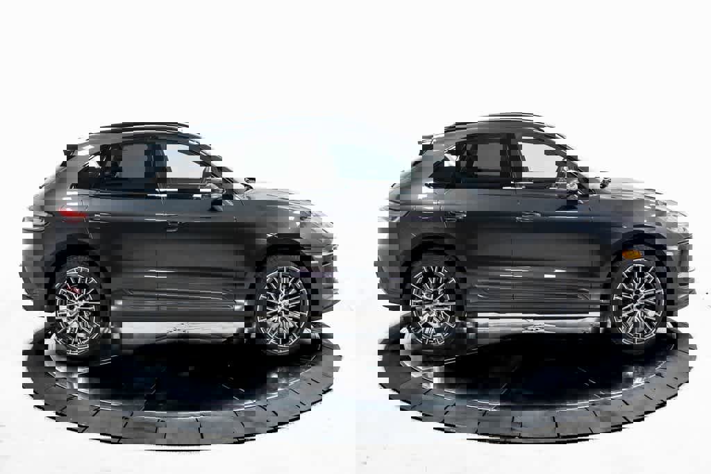 Certified 2025 Porsche Macan image 8