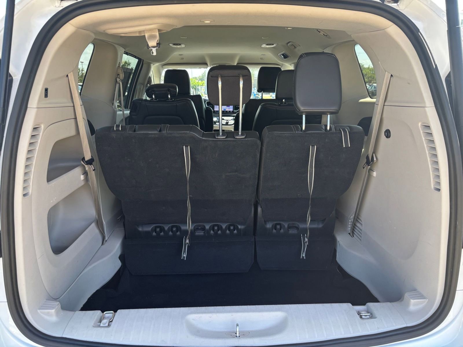 Used 2024 Chrysler Pacifica Touring-L FWD image 33