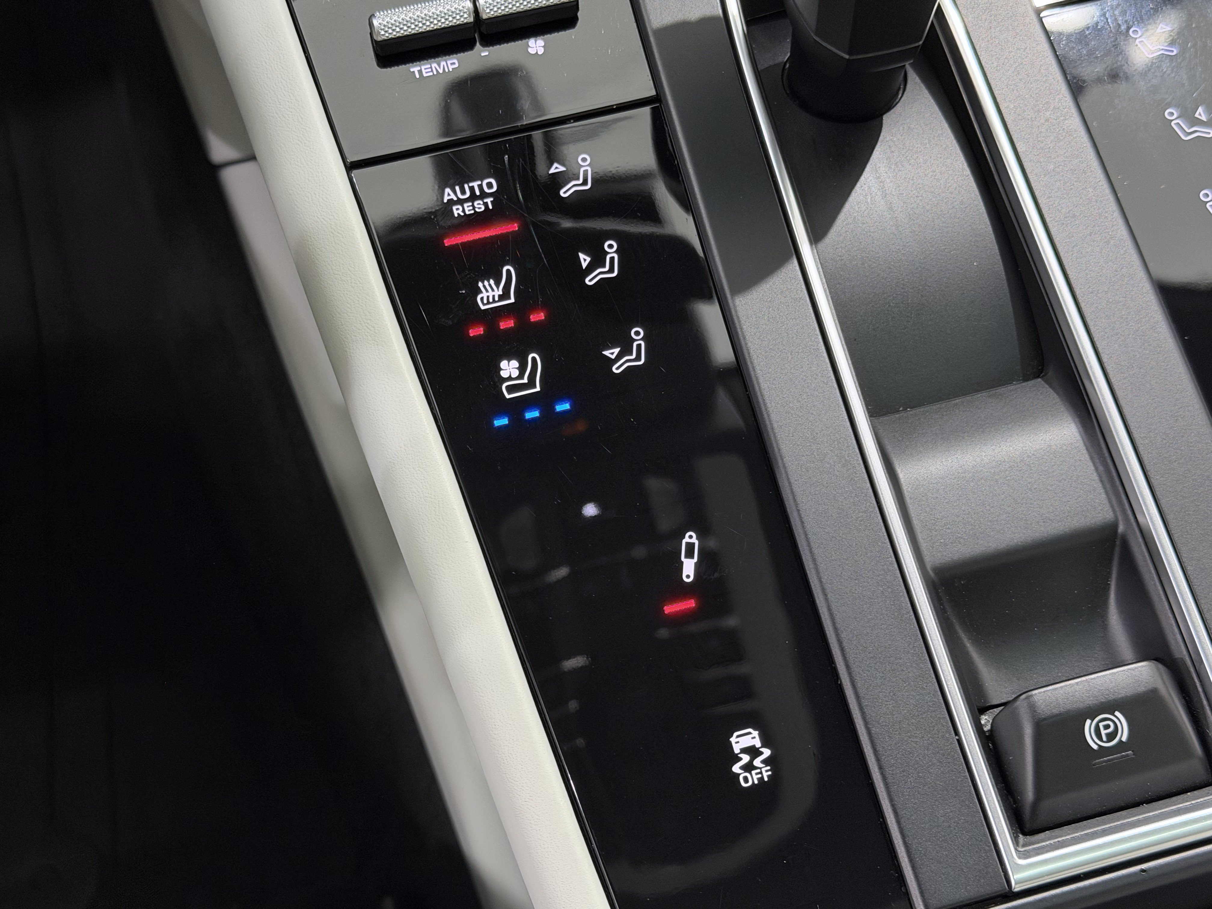 Certified 2023 Porsche Macan Turbo AWD/4WD image 41