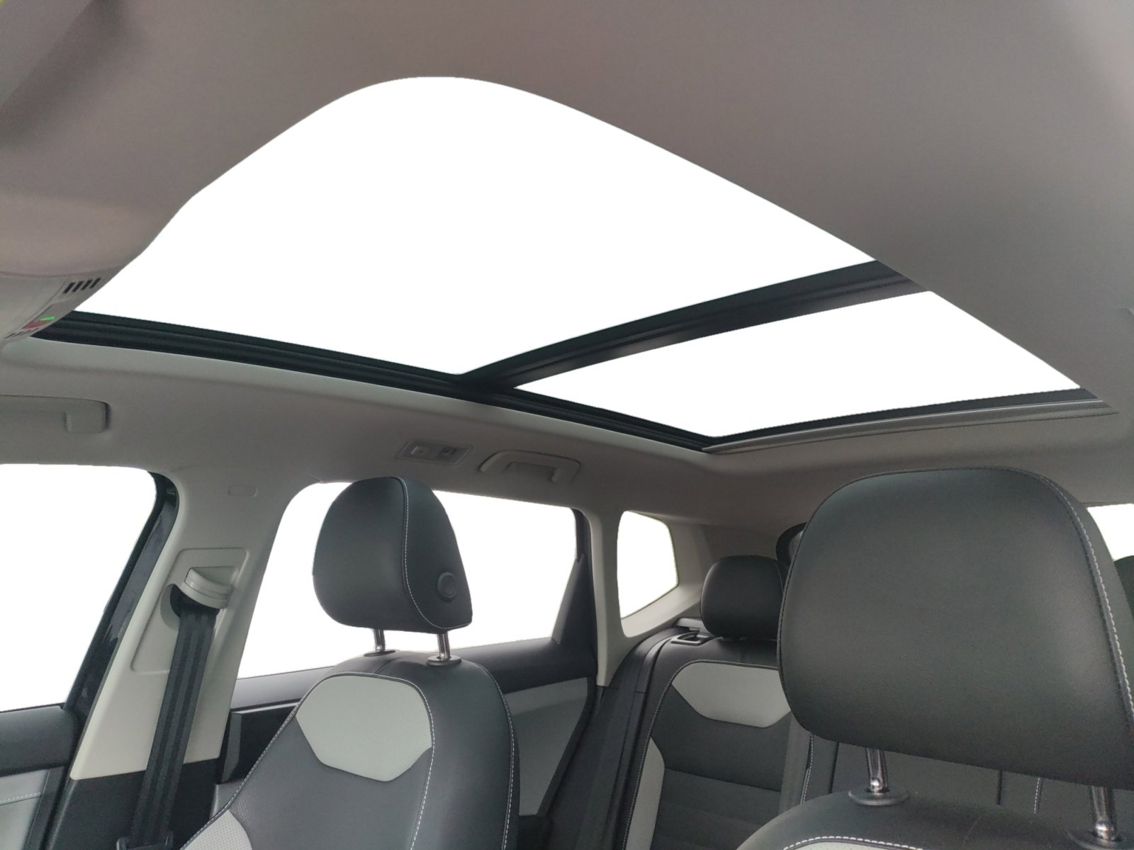 Certified 2022 Volkswagen Taos SEL w/ Panoramic Sunroof Package image 6