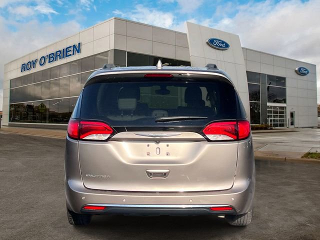Used 2017 Chrysler Pacifica Touring-L FWD image 4